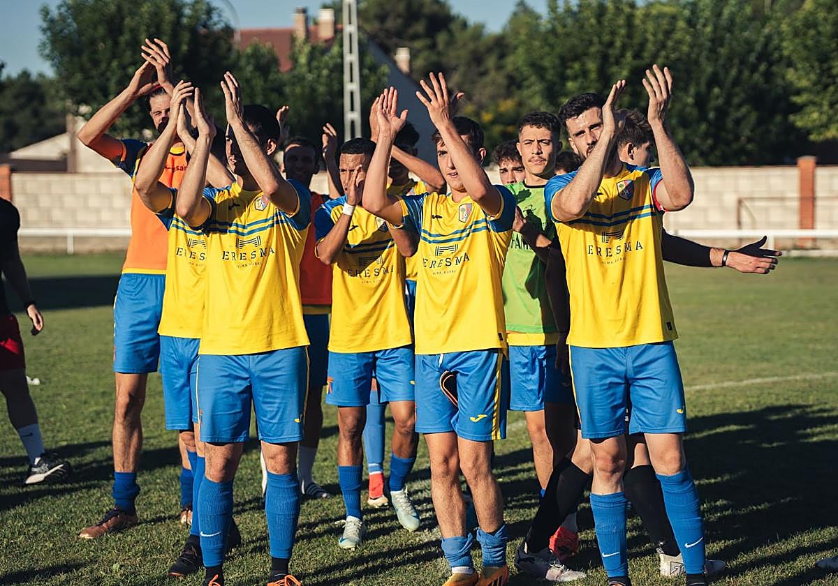 Los jugadores del Coca celebran el triunfo de la primera jornada.