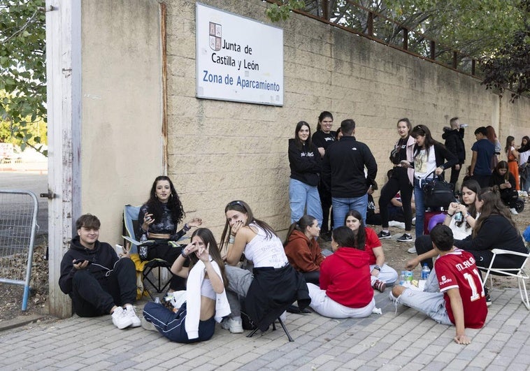 Las colas para ambos conciertos se solapan en el acceso a la feria.