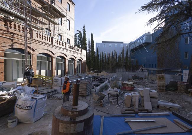 Zona interior en obras en la que, al fondo, junto a los cipreses, se levantará el Hospital de Día. A la derecha, el complejo de Campo Grande.