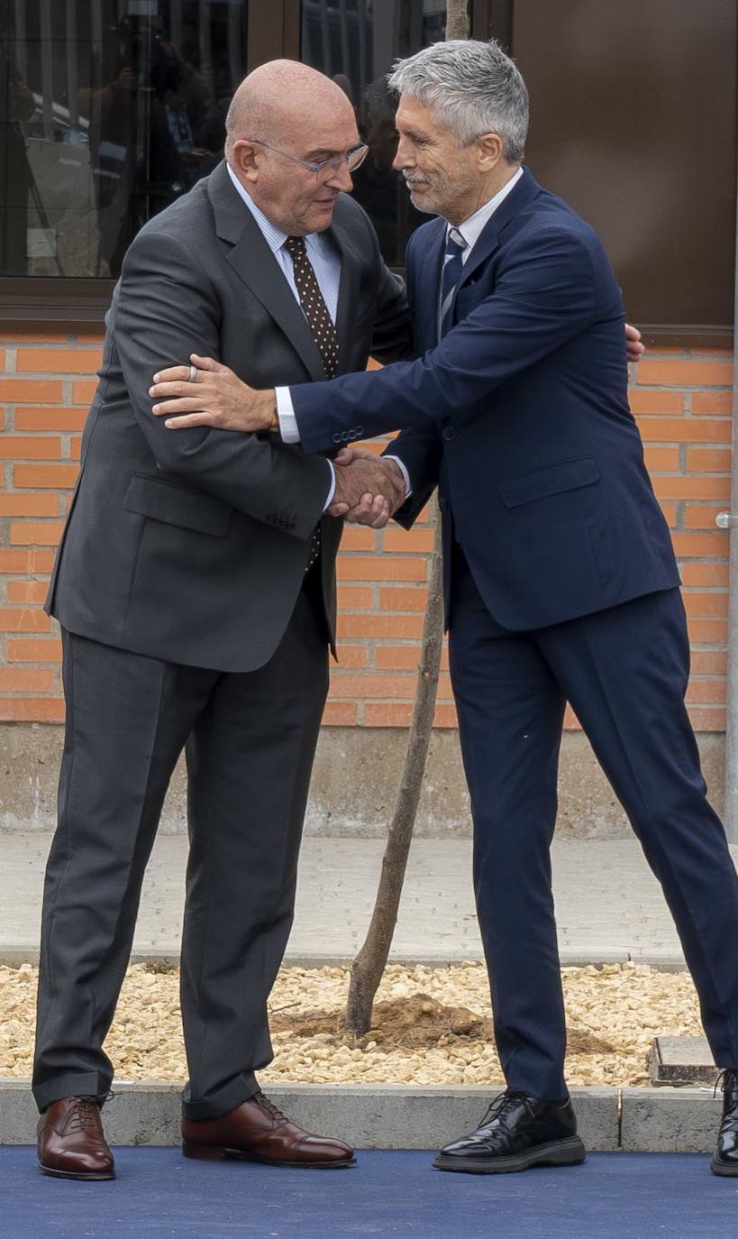 Jesús Julio Carnero saludo a Grande-Marlaska durante su visita esta mañana a Valladolid.