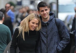 Álvaro Morata y Alice Campello pasean juntos por Madrid.