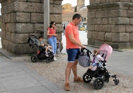 Unos padres con sus retoños a los pies del Acueducto de Segovia.