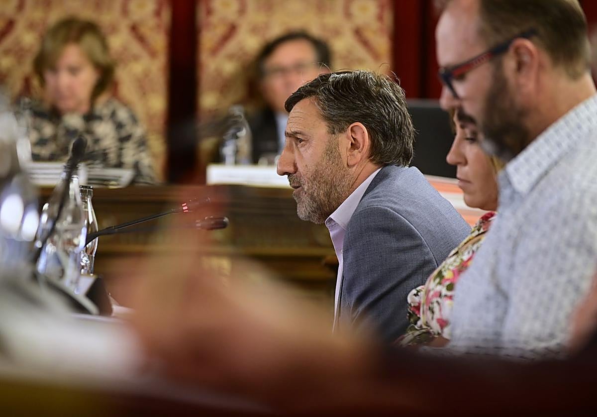 El portavoz socialista, Francisco Ferreira, durante una intervención en un pleno de la Diputación.