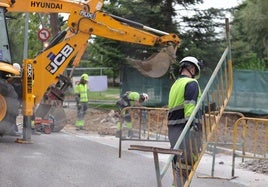 Trabajos de reparación del socavón en la avenida Santiago Amón.