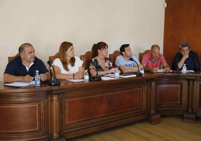 Concejales del equipo de gobierno (PP), durante la celebración del pleno extraordinario del 10 de septiembre.