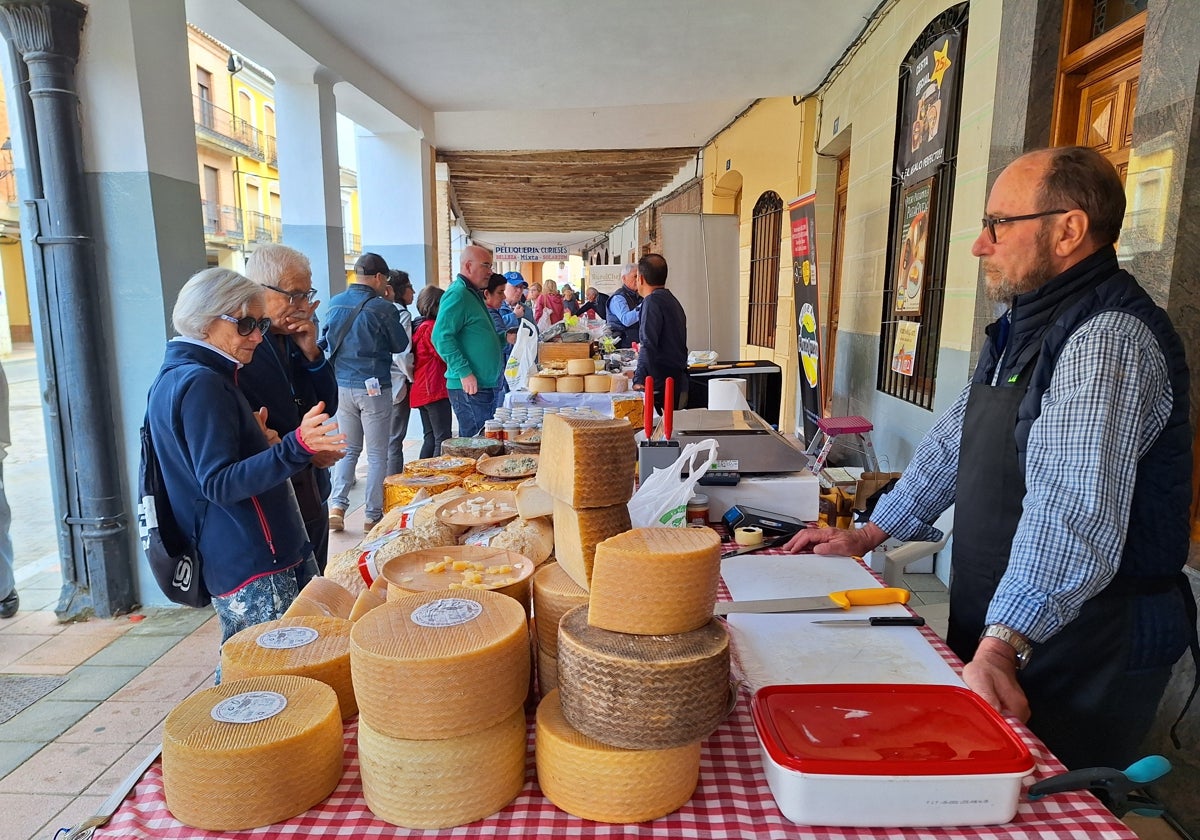 Visitantes observan los quesos de uno de los puestos