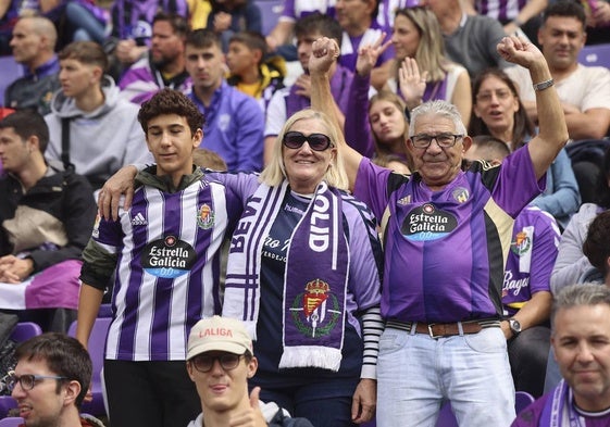 Aficionados del Real Valladolid antes del inicio del partido.