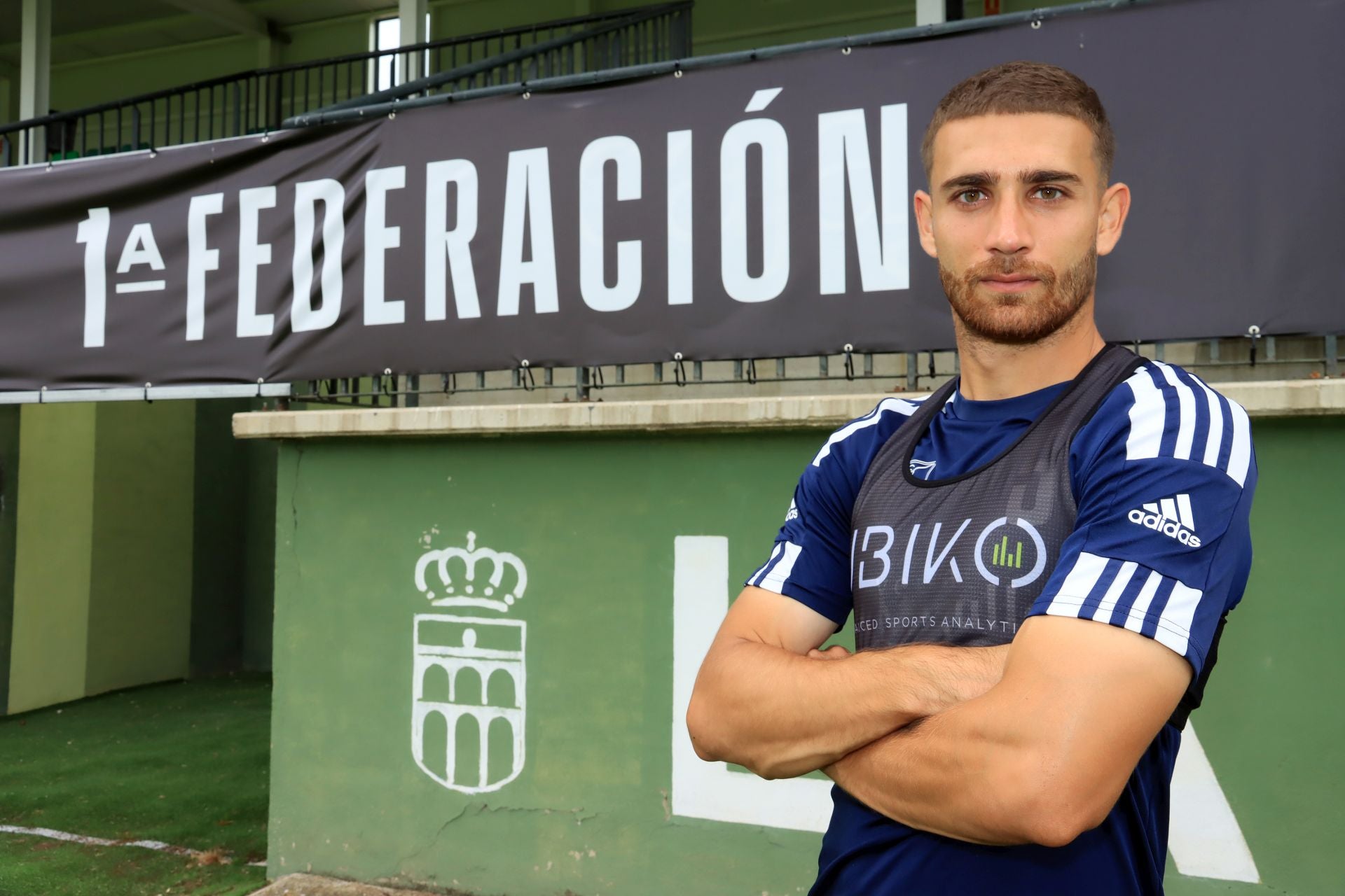 Abel Pascual, en el campo municipal de La Albuera.