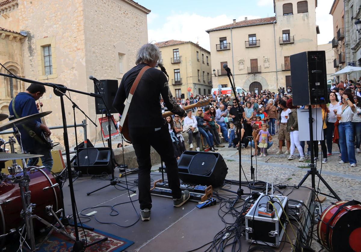 Electropelvis ante el público asistente al batallón de bandas del Festival Música Diversa, en San Martín.