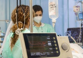 Profesionales sanitarios atendiendo a un paciente en el Servicio de Cardiología del Hospital Clínico de Valladolid.