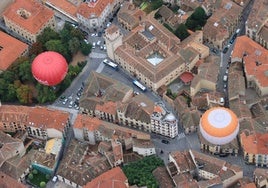 Dos globos vuelan sobre el casco antiguo de Segovia.