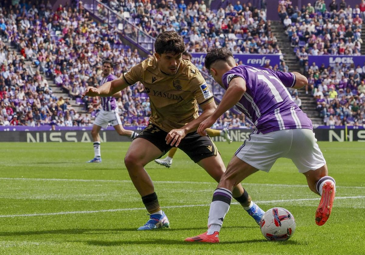 Moro intenta regatear a Aramburu durante el partido del Pucela frente a la Real Sociedad.