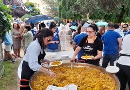 Reparto de raciones de paella en las fiestas del barrio de San Andrés, este sábado.