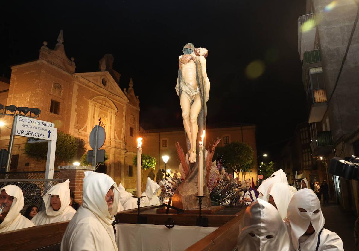 Medina del Campo homenajea al escultor Ricardo Flecha con una segunda procesión