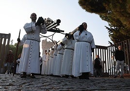 Procesión, esta mañana, junto al Castillo de la Mota de Medina del Campo.