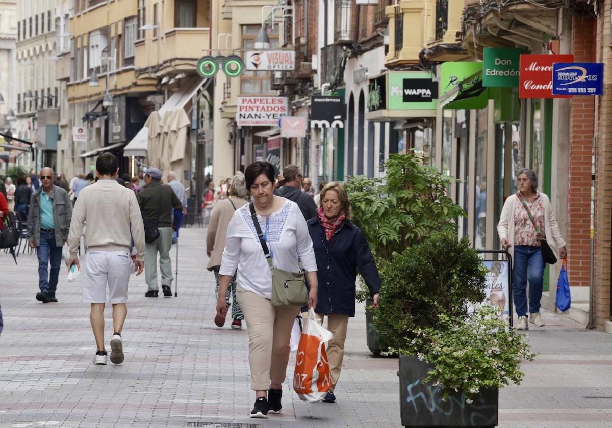 Vecinos pasean y realizan sus compras en la calle Mantería.