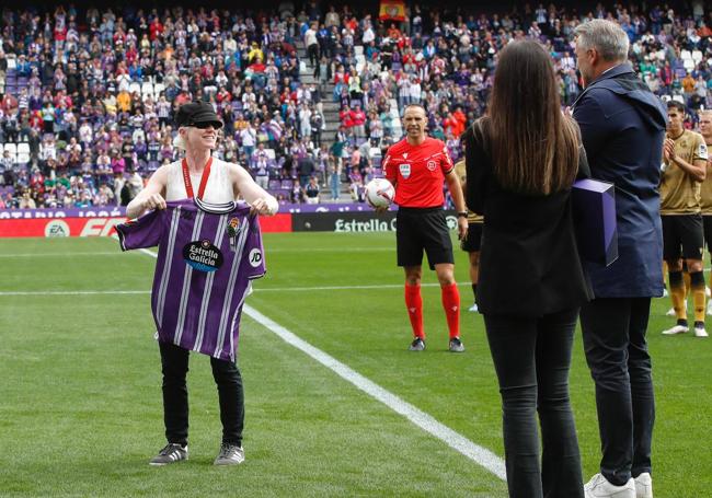 Marta Arce posa con una camiseta del Real Valladolid con su nombre.