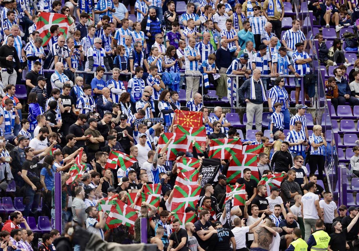 Aficionados de la Real Sociedad en el fondo Sur del estadio.