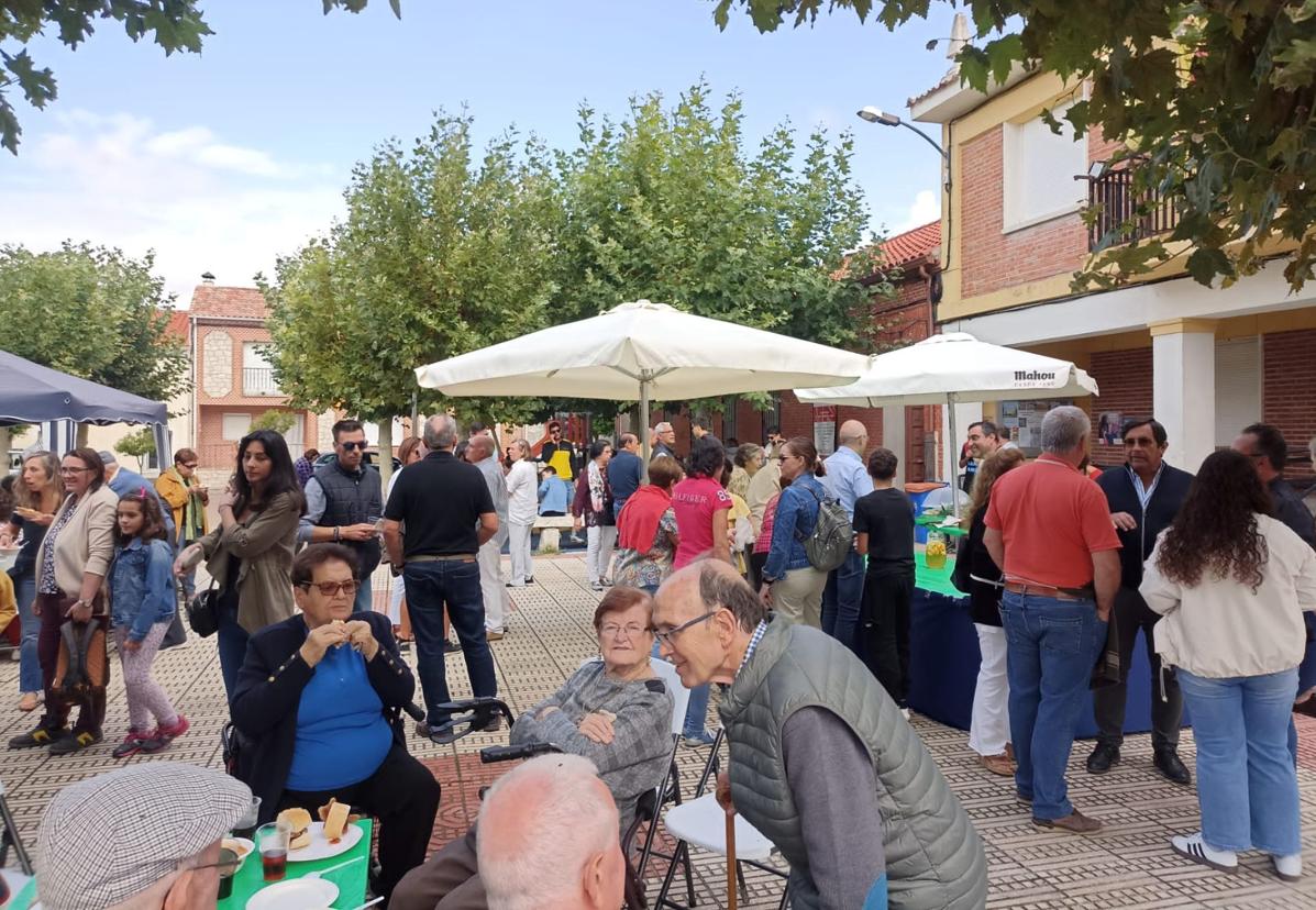 Ambiente en la plaza Mayor de Megeces durante el pincho solidario a beneficio de AFACI.