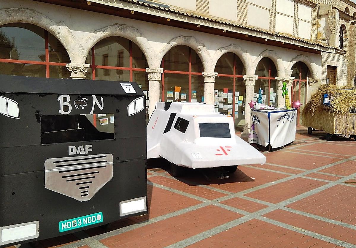 Exposición de los autos locos participantes en la carrera en los patios de San Pedro.