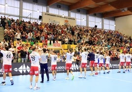 Jugadores y técnicos del Balonmano Nava celebra la victoria con la afición.