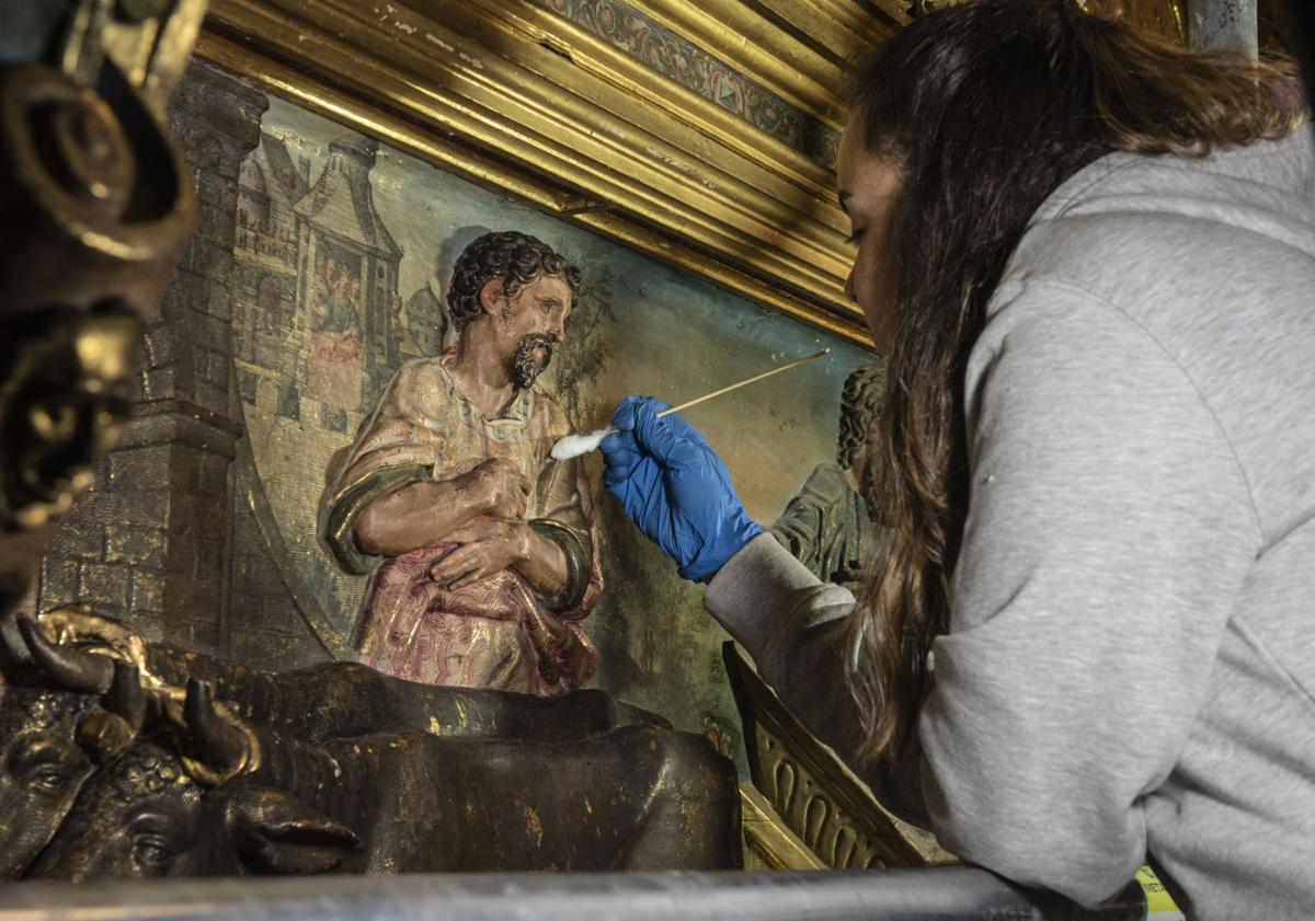 Imagen principal - Limpieza de imágenes, recuperación de pinturas y objetos recuperados durante las tareas restauraciòn en la Catedral de Segovia. 