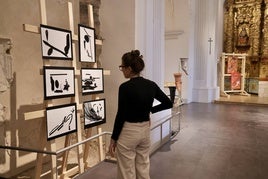 Una visitante en la sala de San Martín.