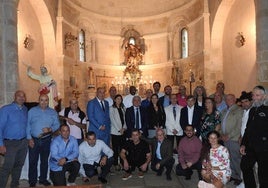 Foto de familia de asistentes al acto en honor a San Mateo en la iglesia de San Miguel de Fuentidueña.