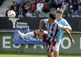 Gómez pelea por un balón con un defensor del Bilbao Athletic.