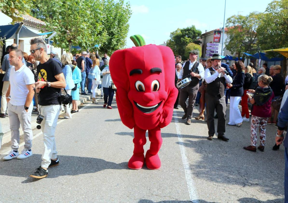 'Pimentín, la mascota de la feria, anima la jornada en Torquemada.