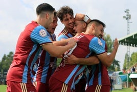 Jugadores de la Gimnástica Segoviana celebran el primer tanto del partido.