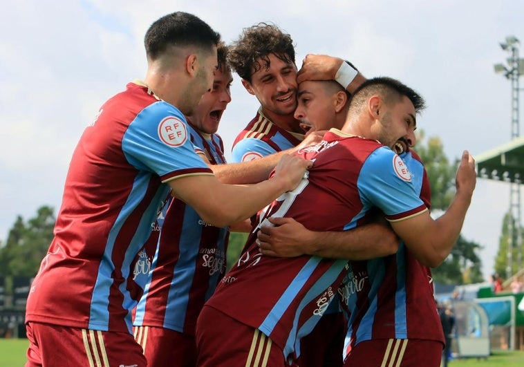 Jugadores de la Gimnástica Segoviana celebran el primer tanto del partido.