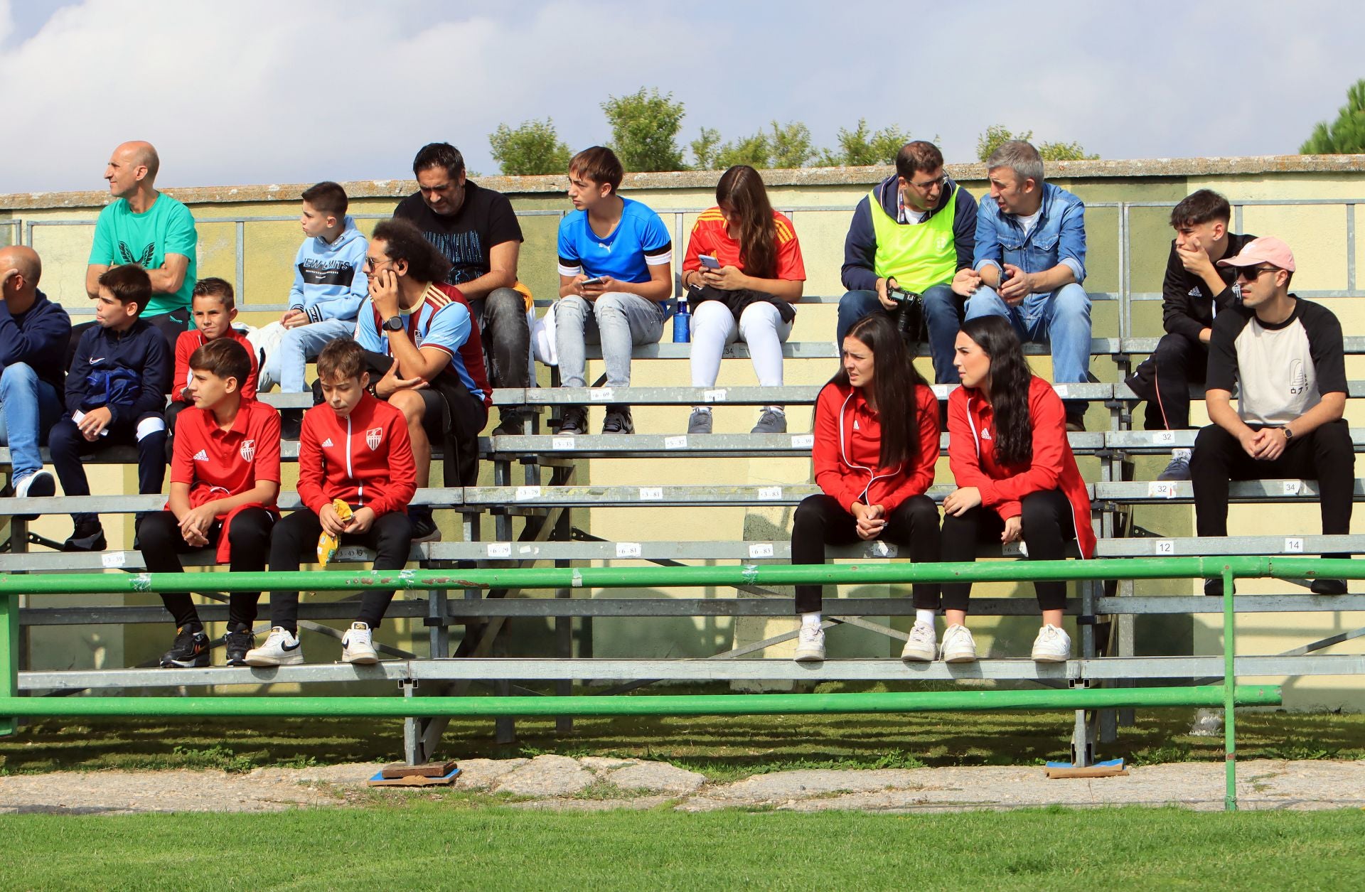 Búscate en las gradas de La Albuera