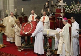 Bendición de la corona para la Virgen de la Piedad, en la ceremonia celebrada en la Catedral.