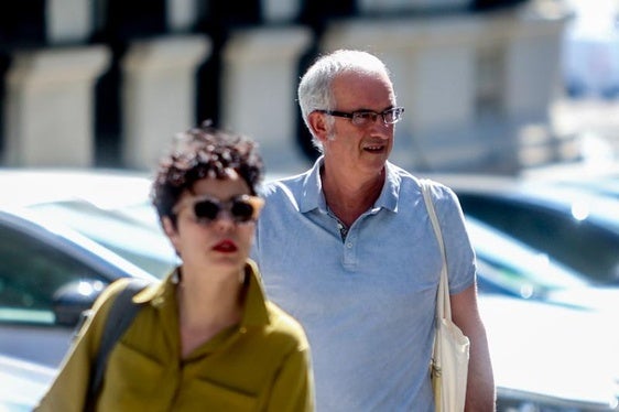 El ex jefe de ETA Miguel Albisu, alias 'Mikel Antza', con gafas, se dirige a la sede de la Audiencia Nacional en julio de 2022.