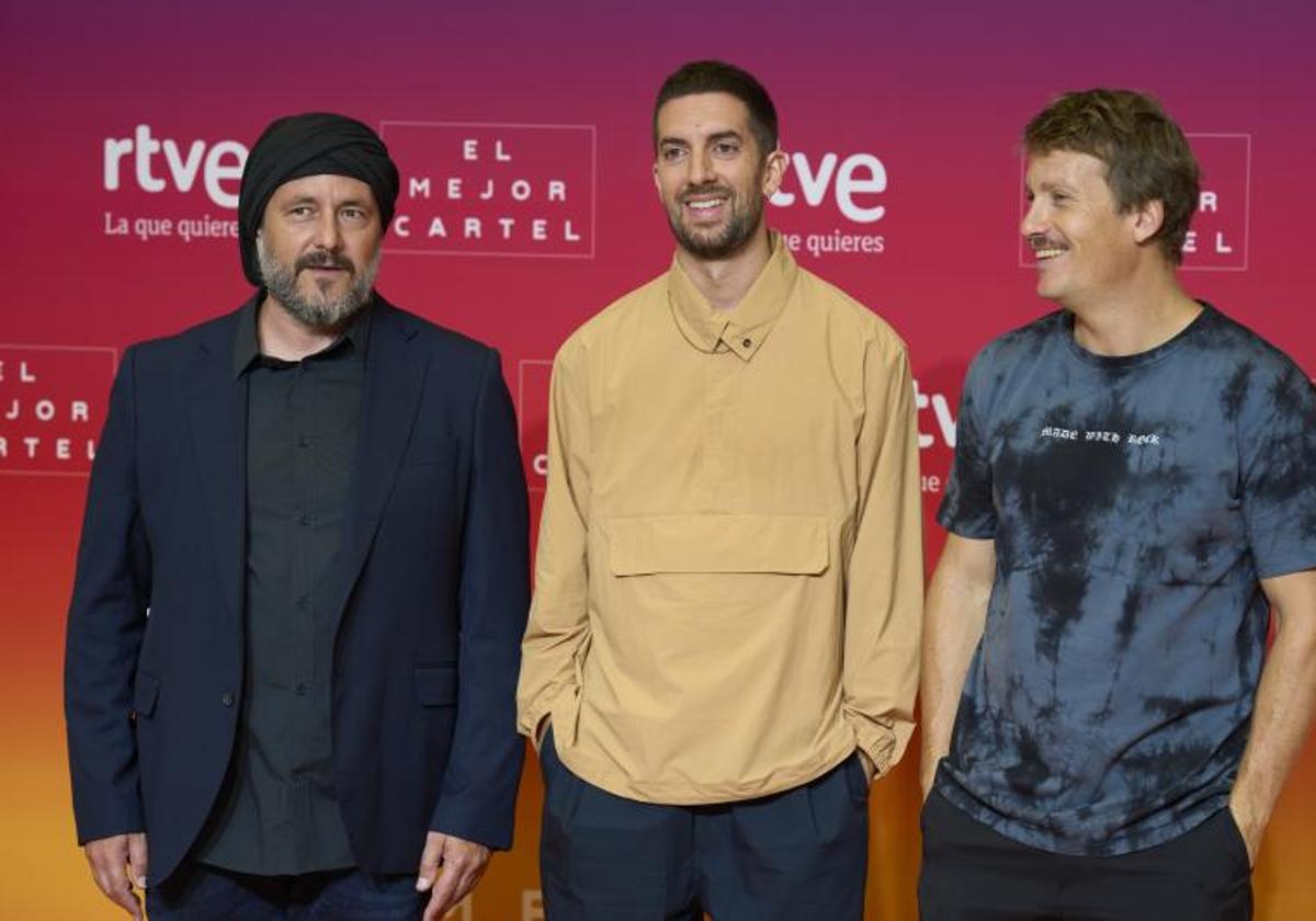 El presentador y cómico David Broncano, junto a sus colaboradores Ricardo Castella (i) y Grison (d), en la presentación del programa La Revuelta de Televisión Española.