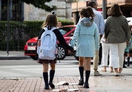 Dos niñas caminan de la mano en Valladolid durante el primer día de colegio del curso 2024-2025.