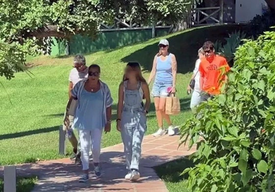 Mayte Zaldívar acompañada de su familia, tras visitar en el hospital a Julián Muñoz.