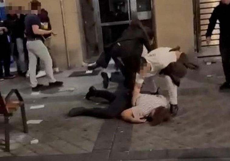 El joven herido, en el suelo, tras sufrir la agresión.