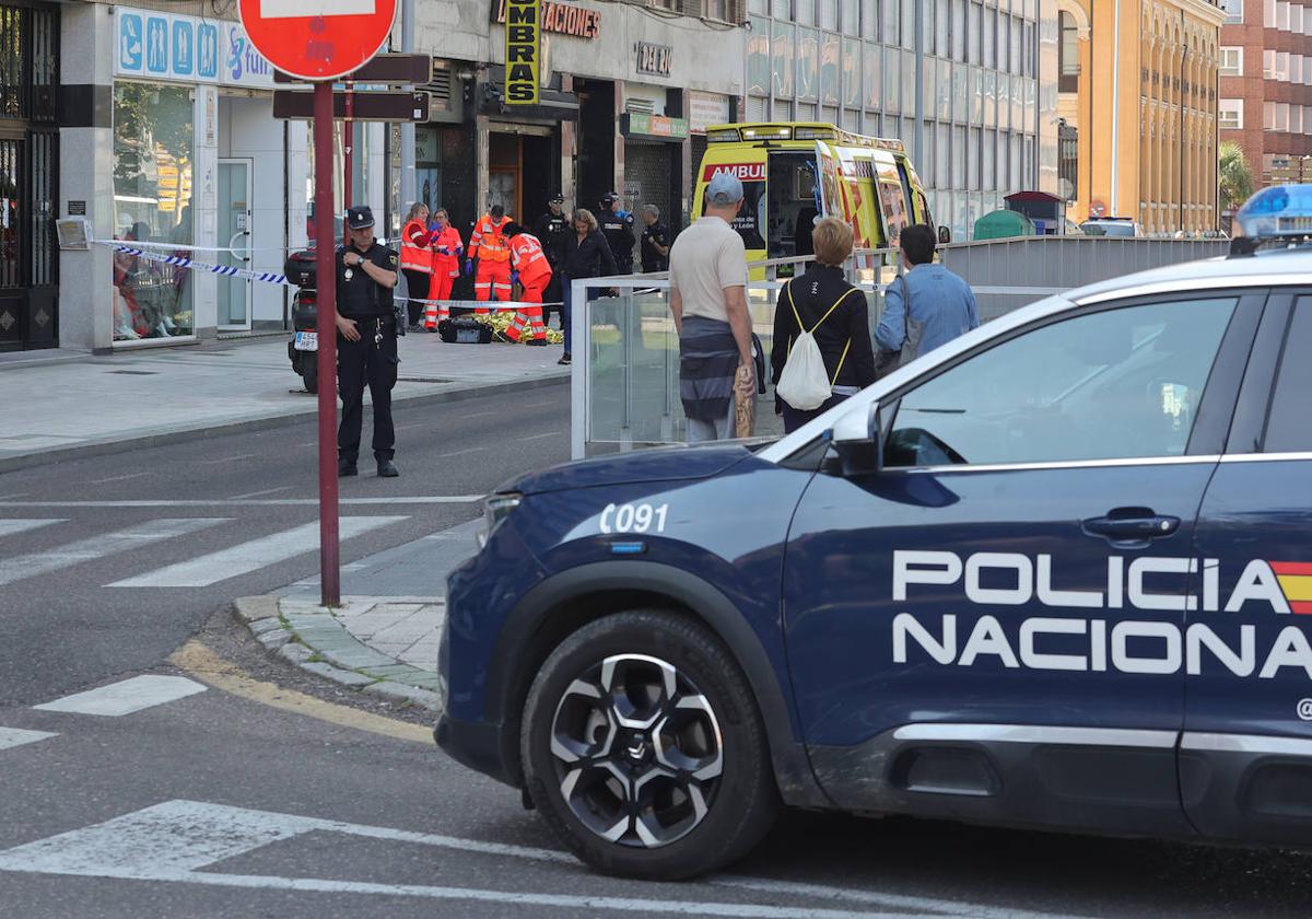 Los servicios de emergencia y la Policía trabaja en el lugar del suceso.