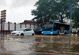 Tráfico complicado por el embolsamiento de agua que se formó tras la tormenta de la tarde del sábado en la avenida Juan Carlos I.