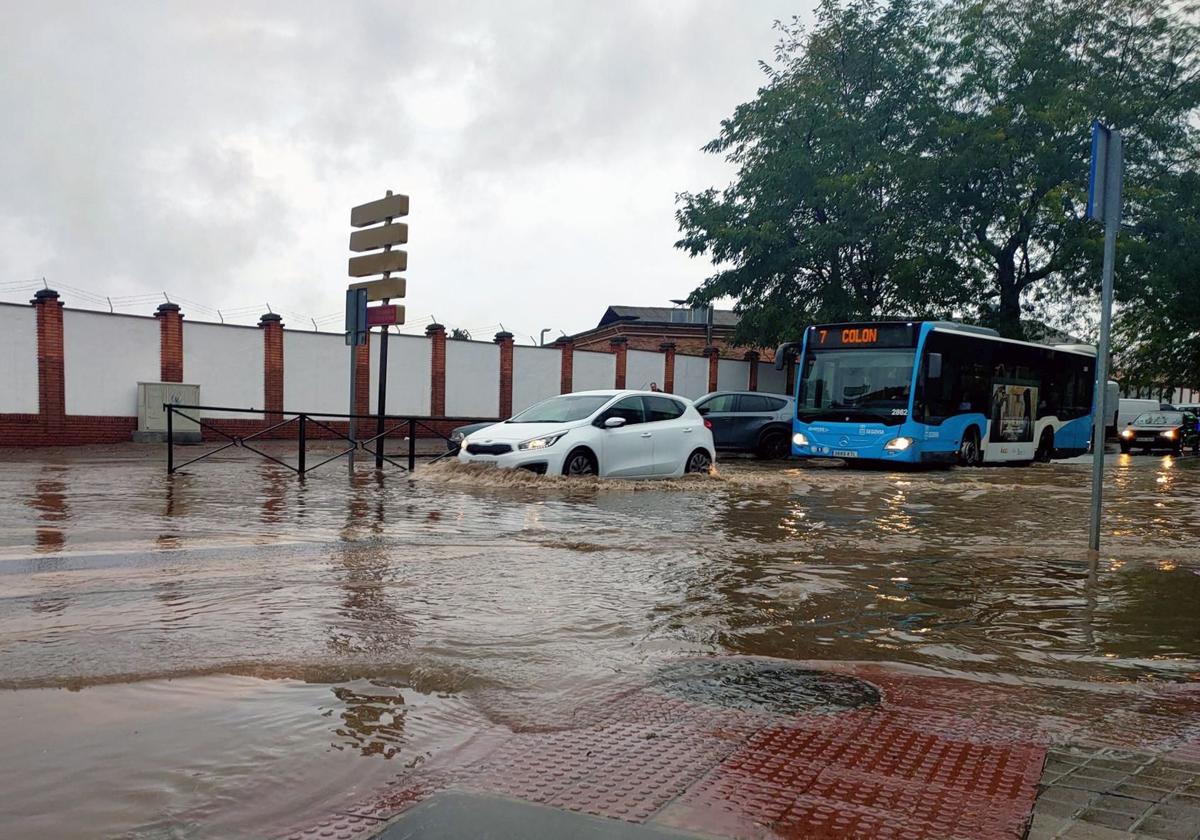 Tráfico complicado por el embolsamiento de agua que se formó tras la tormenta de la tarde del sábado en la avenida Juan Carlos I.