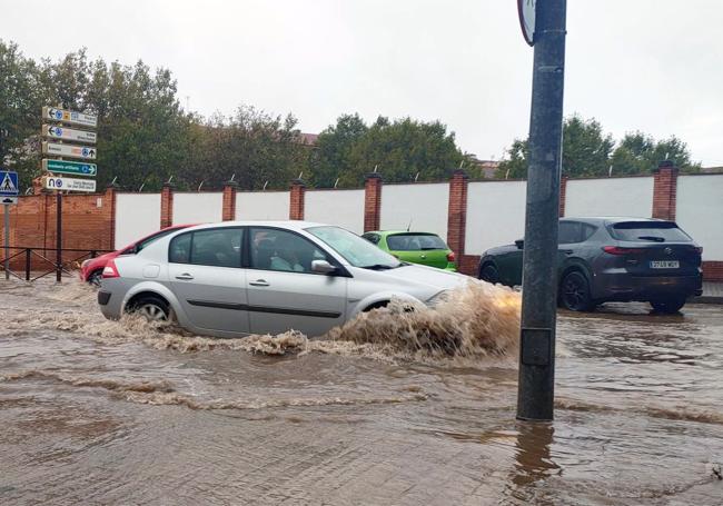 Un coche circula por la bolsa de agua que se formó el sábado entre Juan Carlos I y la Constitución.