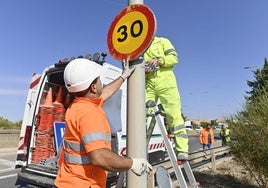 Señalización de la VA-20 de cara a las obras entre el camino de Hornillos y la salida hacia Juan Carlos I, este lunes.