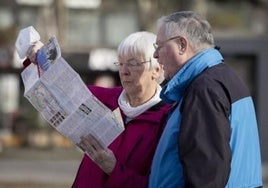 Una pareja de turistas consulta el mapa este verano en la plaza Zorrilla de Valladolid.