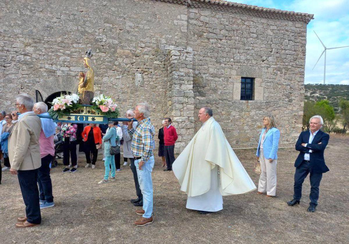 Procesión con la imagen de la Virgen del Campo.