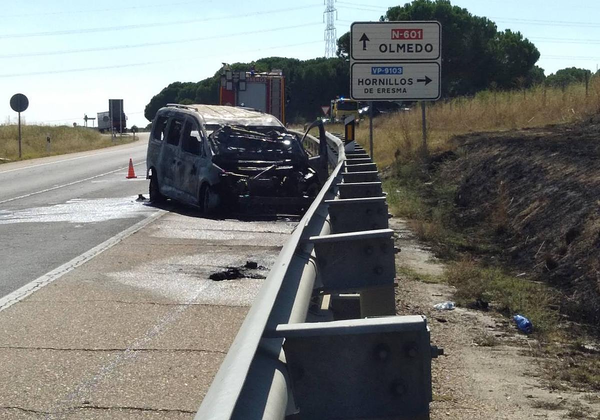 Estado en el que ha quedado el vehículo incendiado.