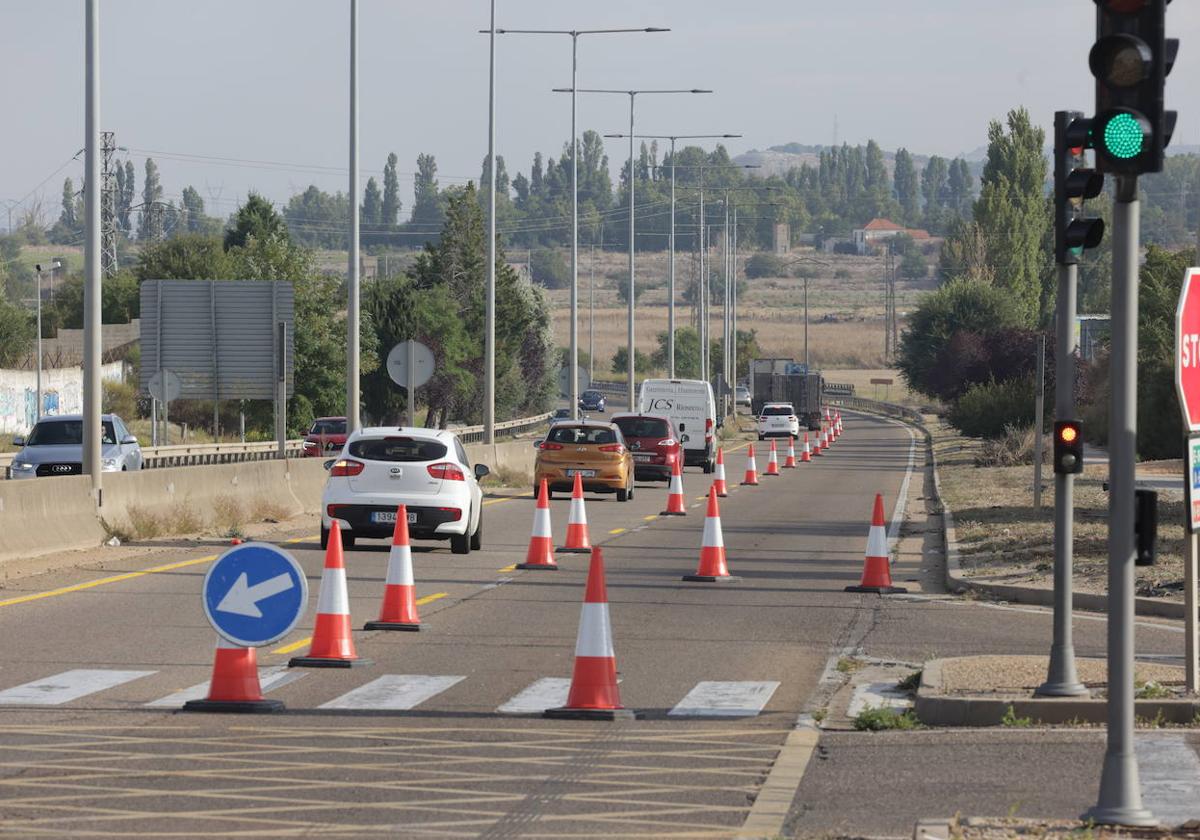 Obras en la circunvalación VA-20 con un carril cortado.