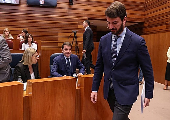 Juan García-Gallardo pasa camino de su escaño ante la mirada del presidente de la Junta, Alfonso Fernández Mañueco.
