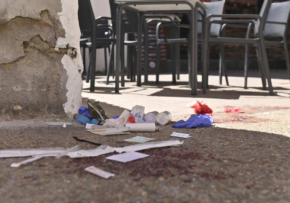 Restos de sangre y material sanitario tras una pelea en la calle Sinagoga de Valladolid.